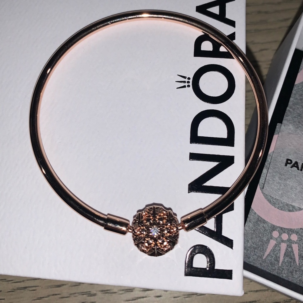 Pandora Moments Sparkling Snowflake Clasp Bangle-Rose Gold Plated - Picture 9 of 9